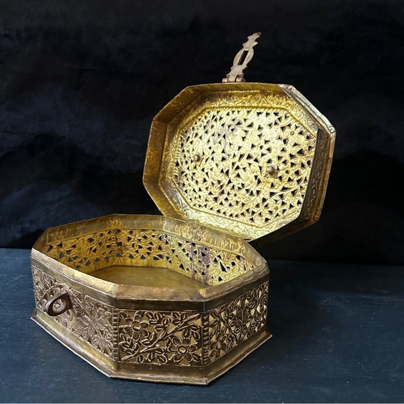 Antique Brass Mughal Jali Cricket Box - Picture 8 of 14